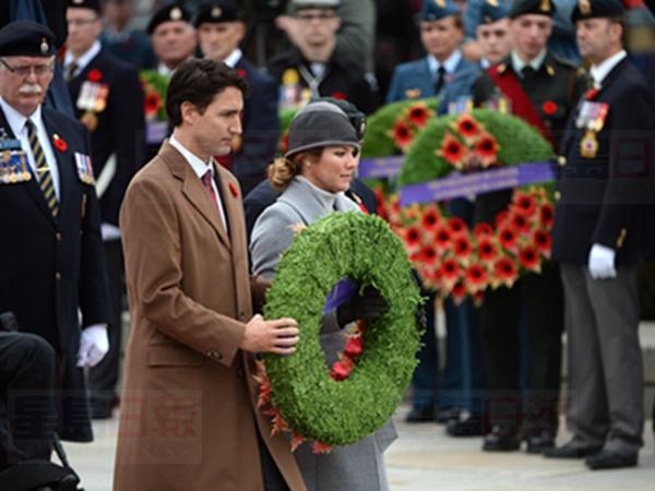 多圖：小杜夫妻向紀念碑獻花圈