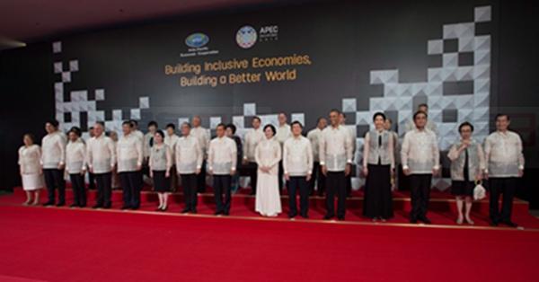 多圖: APEC峰會領導人身穿菲律賓國服合影