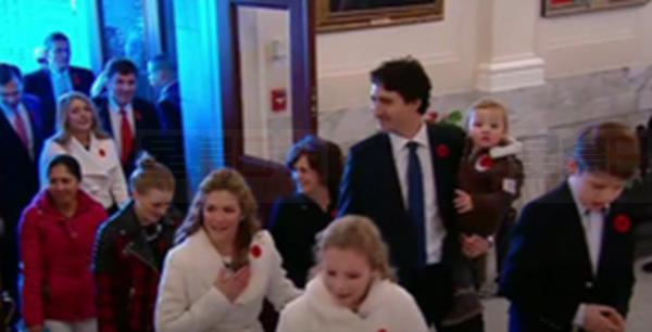 多圖：小杜攜全家走向總督府 民眾夾道歡迎