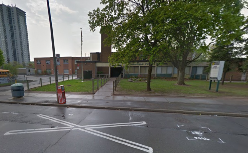 婦女戴頭巾接孩子放學 遭疑犯侮辱暴打兼搶劫