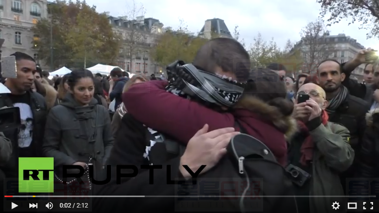 巴黎恐襲后穆斯林男子在巴黎一廣場請求擁抱