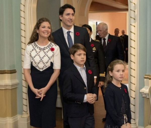 杜魯多全家都是高顏值 身戴紅花出席就職（圖）