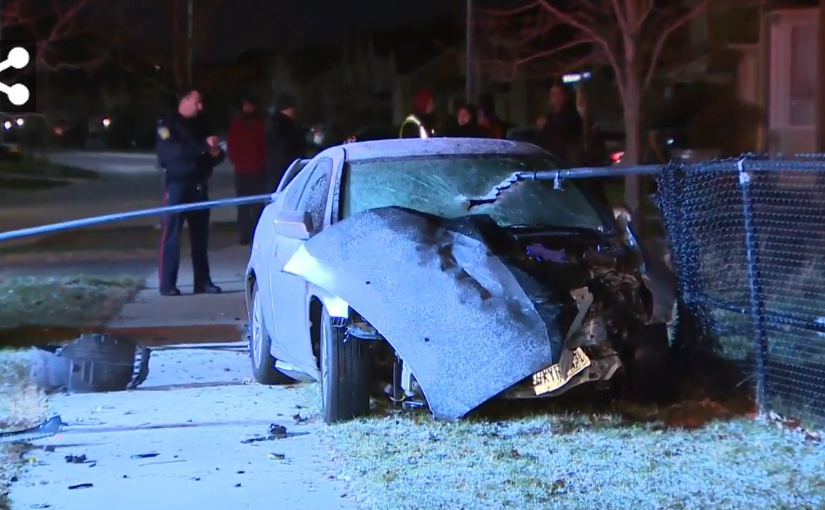 驚魂車禍 柵欄橫桿前車窗進後車窗出