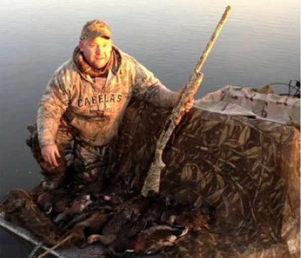 卑詩男子落水 緊抓油桶對抗漩渦逃得性命