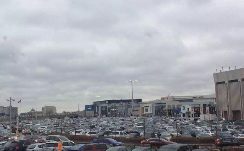 黑五Yorkdale mall無停車位 人們悻悻駛離