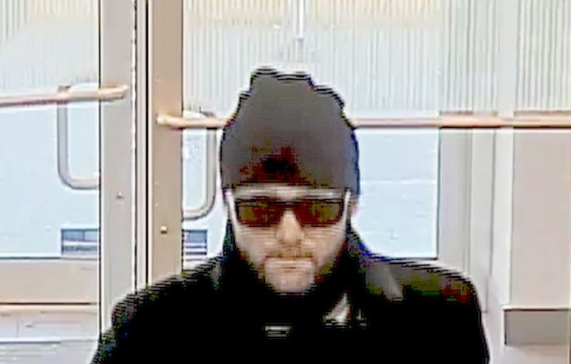 涉打劫兩間銀行 疑犯相貌公開