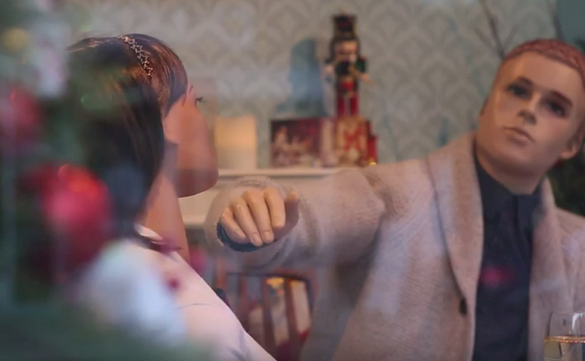 櫥窗假日陳列竟展示丈夫打妻子