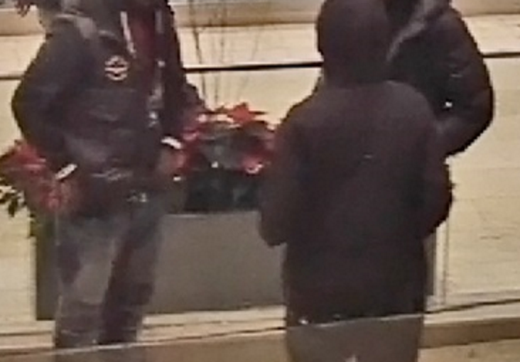 密市購物商場起爭執 男子掏槍怒指對方