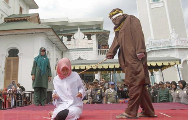 印尼女大學生當眾捱鞭刑 只因與男友太親近