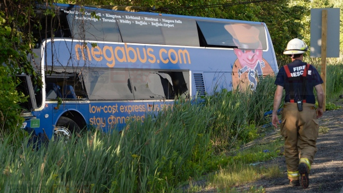 雙層巴士追尾貨櫃車20人受傷 司機被指控