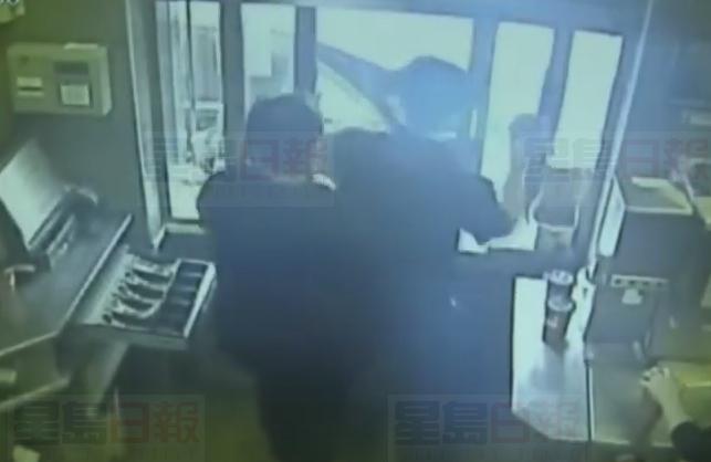 Tim Hortons一位顧客因拒用舊杯 被淋滾燙咖啡