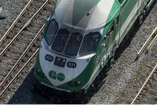 上班高峰期一輛Go火車在士嘉堡起火