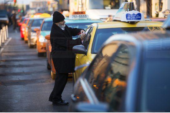 抗議Uber的士遊行 致機場附近交通嚴重阻滯