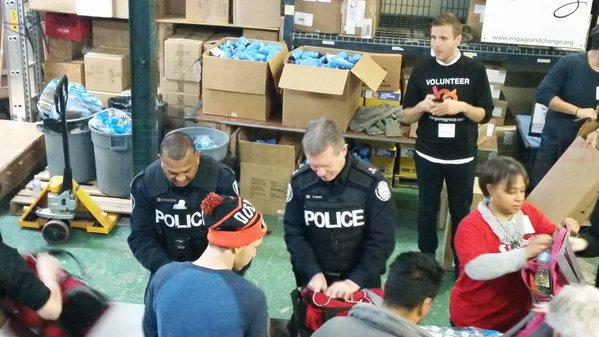 氣溫下降 多市義工派放“冬季求生包”