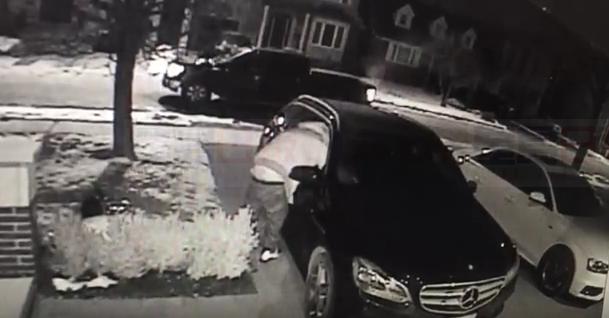 大盜潛入車內偷竊 手法熟練全程被錄下