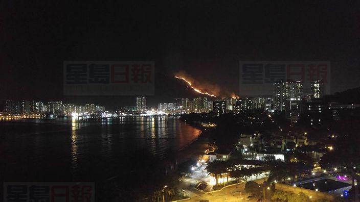 屯門山火蔓延 濃煙沖天烈火如同長龍