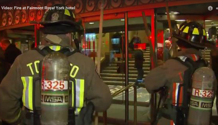 酒店深夜起火 住客奔到街上