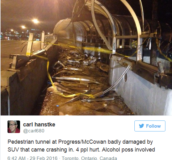 汽車撞進McCowan Road橋 翻入玻璃行人隧道