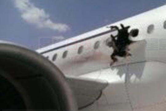 索馬里客機起飛後現破洞 一乘客高空吸出墜亡