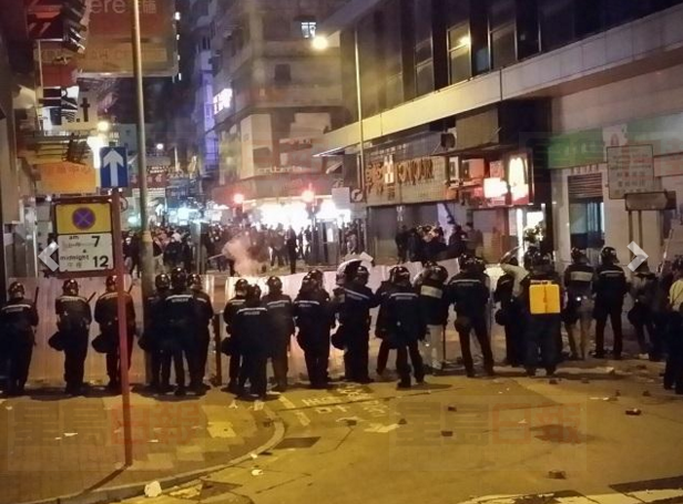 旺角警民衝突再升級 示威者朝警扔磚及石頭