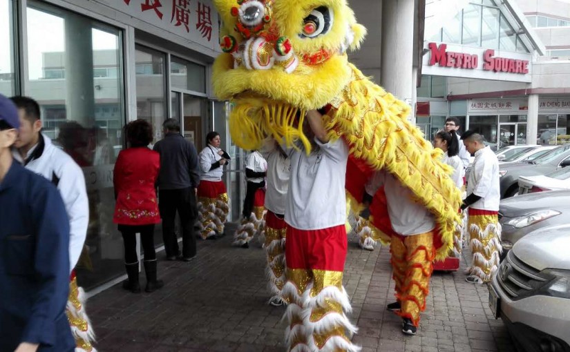 大年初二財神到 華人餐館大派利是