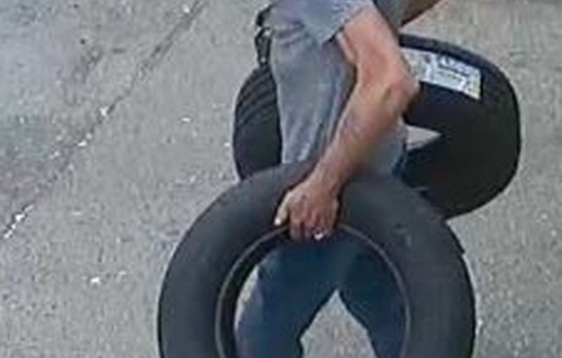 男子用假信用卡購物 提貨後商家發現上當