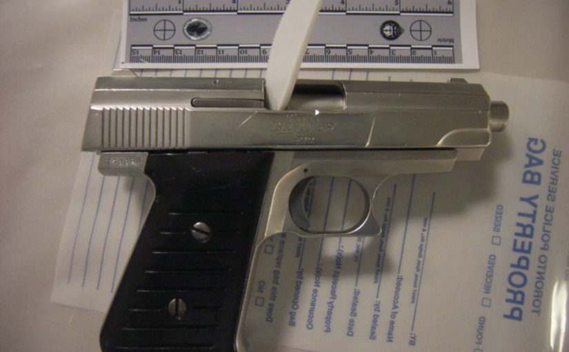 持槍男清晨靠近汽車 車內人警覺將他制服