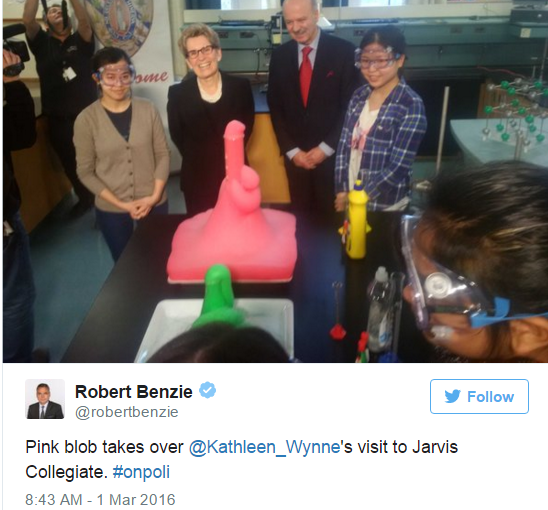 中學生向韋恩展示化學實驗 做出”男性器官”