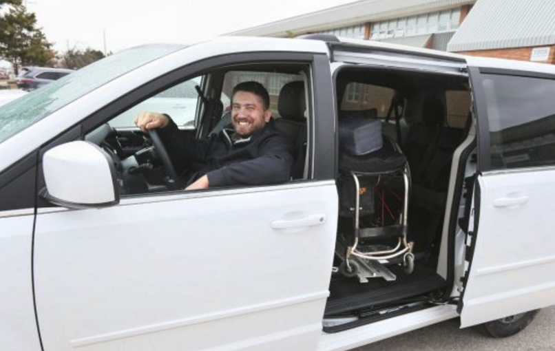 天生脊柱裂男子獲匿名好心人捐款 得購殘疾人專用新車