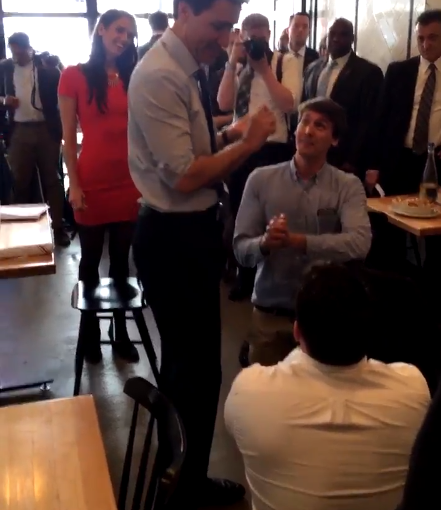 兩美國青年跪求杜魯多競選美國總統 杜魯多怎麼說？