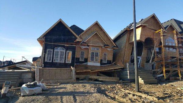 狂風暴雨吹垮兩棟施工民居