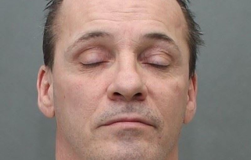 涉暴力襲擊 警追捕照片內閉眼的男子