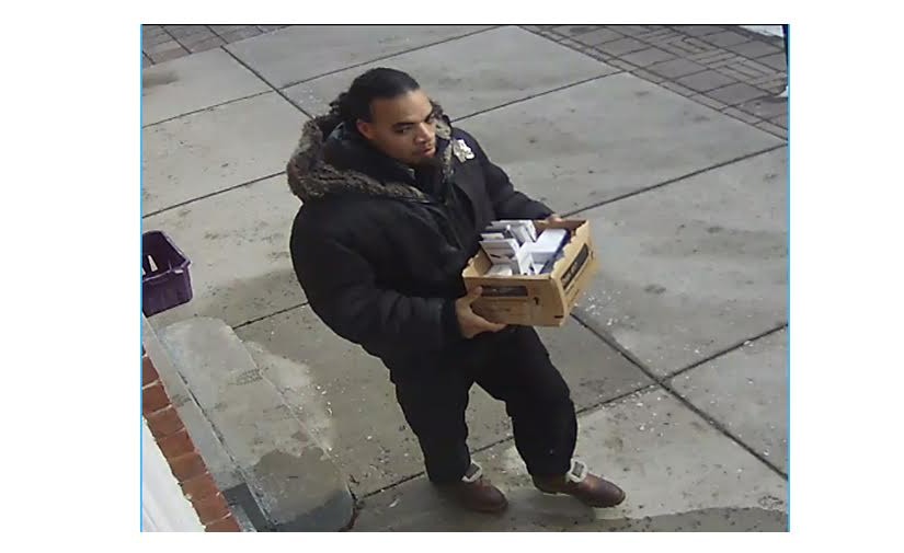 注意這名男子 以上門銷售為由盜竊