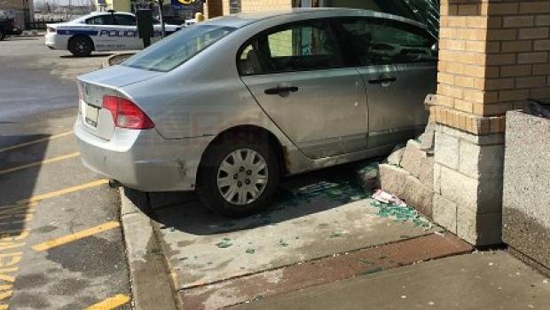 七旬老人開車病發 撼穿TD銀行水泥墻