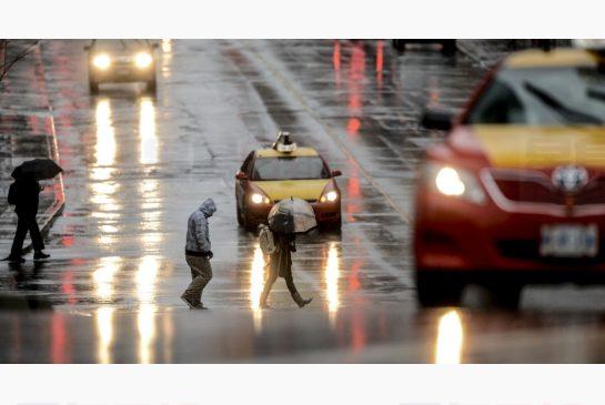 冰雨持續 路況惡劣
