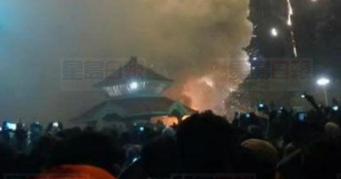 放煙花燒著炮竹 印度廟宇大火至少75死