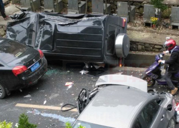 杭州一公墓內奔馳失控 致4死5傷