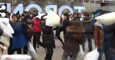 一年一度枕頭大戰市政廳廣場開打