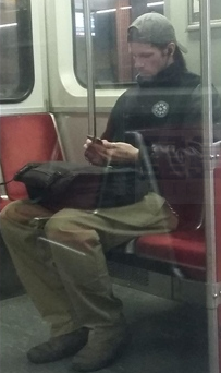 男子坐地鐵一再把手放在身邊女子大腿上