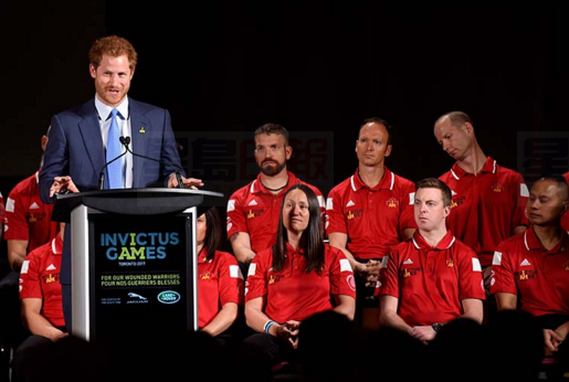 哈里王子啟動“勇者不敗”運動會倒計時儀式