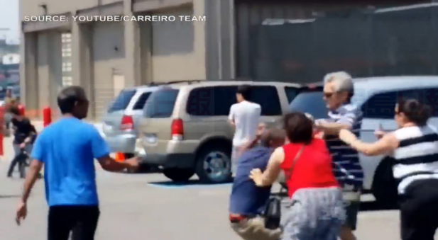 密市Costco外等停車位 一群男女大打出手