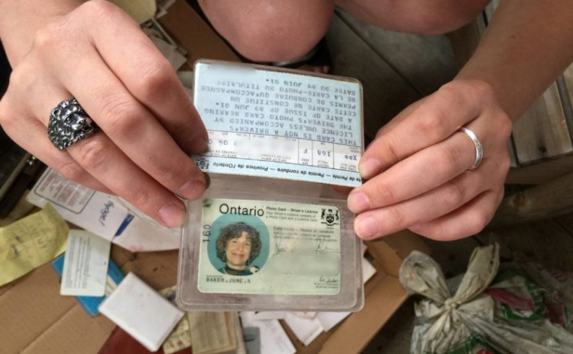 女子門廊下抓貓貓 誰知發現神秘女子錢包