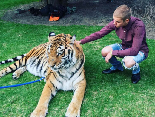 比伯和老虎合影 又惹爭議