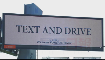 殯儀館廣告鼓勵高速玩手機？背後有故事