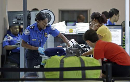 哈利法克斯機場安檢員將乘客褲子扒下