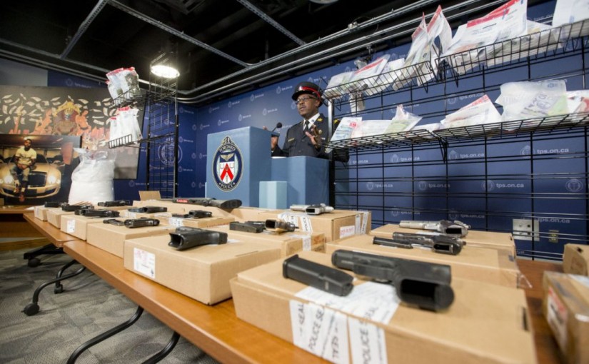 警方週四43起突查53人被捕 黑幫被搗毀