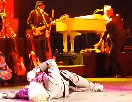 美國歌手Meat Loaf艾蒙頓演唱會上發病倒地