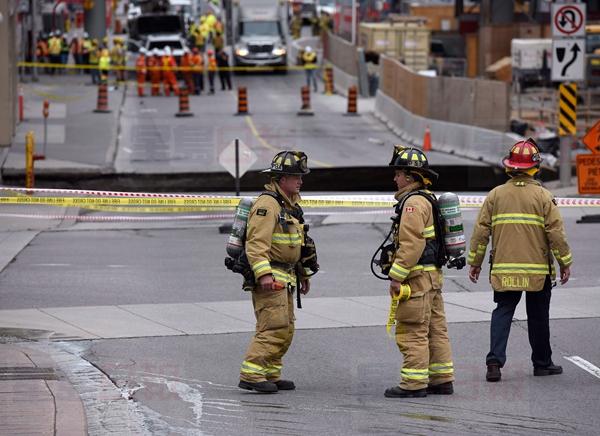 渥太華繁華路段天坑造成塌陷 現場圖觸目驚心