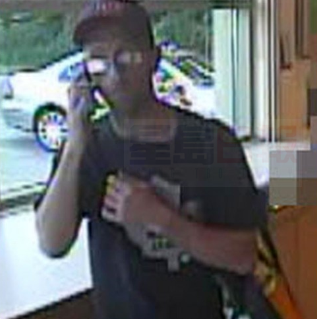 這名男子被指從酒店中偷走價值千元的酒