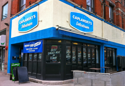 College街熟食店半夜遭房東換鎖 老闆好驚詫